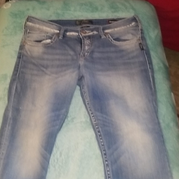 Silver Suki capri Jeans in a 32/22.5.... - Picture 2 of 8